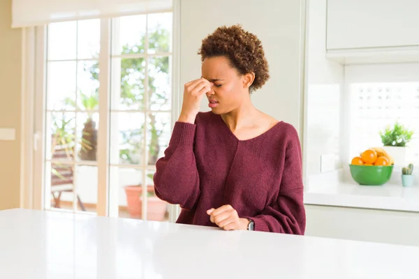 집에서 아름다운 아프리카 미국인 여성은 피로와 두통을 느끼는 문질러 스트레스와 — 스톡 사진