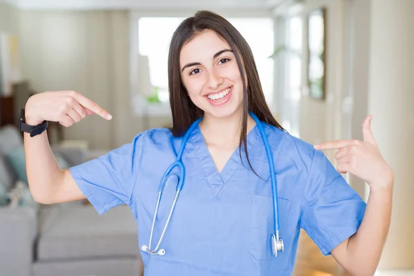 Schöne Junge Krankenschwester Uniform Und Stethoskop Der Klinik Sieht Selbstbewusst — Stockfoto