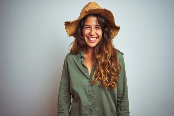 年轻的漂亮女人在度假穿着绿色衬衫和帽子在白色孤立的背景与快乐和凉爽的微笑在脸上 幸运的人 — 图库照片