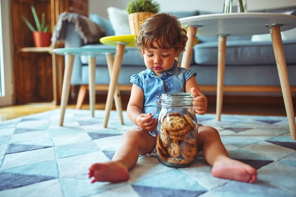 Vackra Småbarn Barnflicka Som Innehar Burk Med Kakor Sitter Golvet — Stockfoto