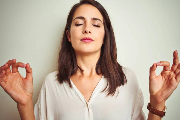 Jonge Mooie Vrouw Het Dragen Van Casual Shirt Staande Witte — Stockfoto