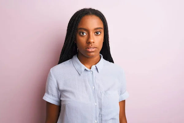 Молодая Африканская Американка Полосатой Рубашке Стоит Изолированном Розовом Фоне Серьезным — стоковое фото