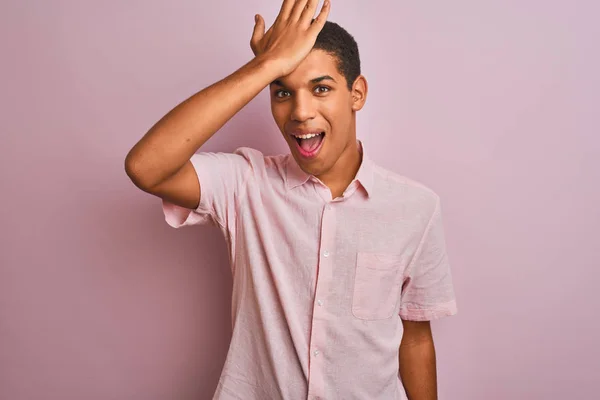 Joven Hombre Árabe Guapo Con Camisa Casual Pie Sobre Fondo — Foto de Stock
