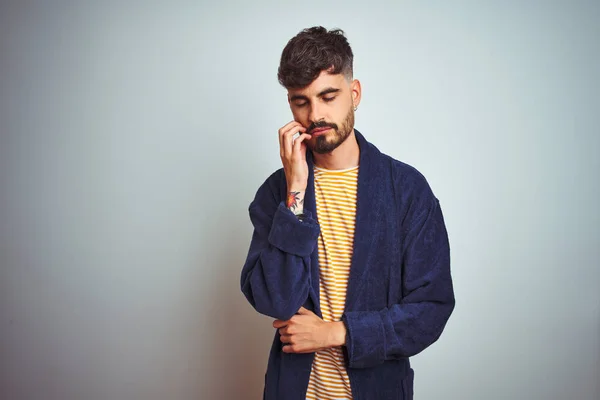 Joven Hombre Con Tatuaje Usando Albornoz Pie Sobre Fondo Blanco — Foto de Stock