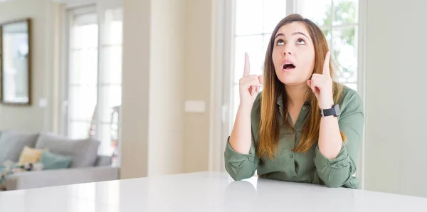 Mooie Jonge Vrouw Thuis Verbaasd Verrast Opzoeken Wijzend Met Vingers — Stockfoto