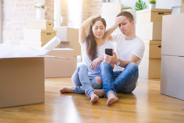 Beautiful Couple Sitting Floor Using Smartphone New Home Cardboard Boxes — Stock Photo, Image