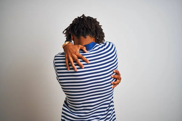 Afro Mann Mit Dreadlocks Gestreiftem Blauem Polo Der Vor Isoliertem — Stockfoto