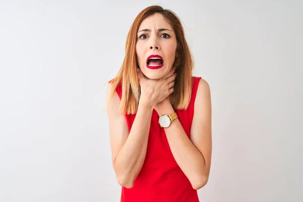 Mujer Negocios Pelirroja Con Elegante Vestido Rojo Pie Sobre Fondo — Foto de Stock