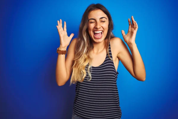 Junge Schöne Frau Mit Gestreiftem Shirt Über Blauem Isoliertem Hintergrund — Stockfoto