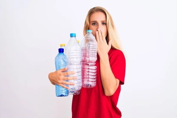 Junge Schöne Frau Die Plastikflaschen Recycelt Steht Vor Isoliertem Weißem — Stockfoto