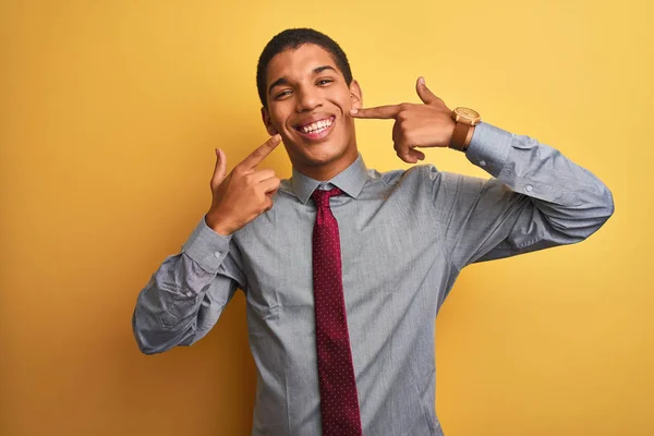 Joven Hombre Negocios Árabe Guapo Usando Camisa Corbata Sobre Fondo — Foto de Stock