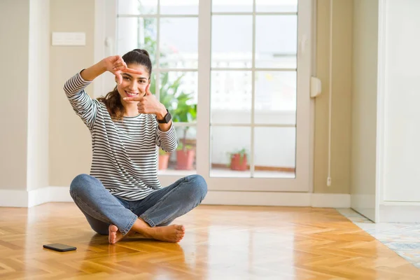 Jovem Mulher Bonita Sentada Chão Casa Sorrindo Fazendo Quadro Com — Fotografia de Stock