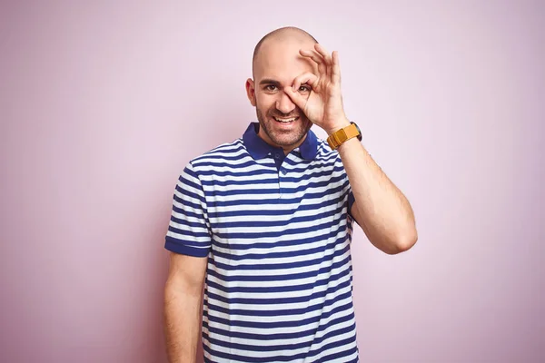 Ung Skallig Man Med Skägg Bär Casual Randig Blå Shirt — Stockfoto