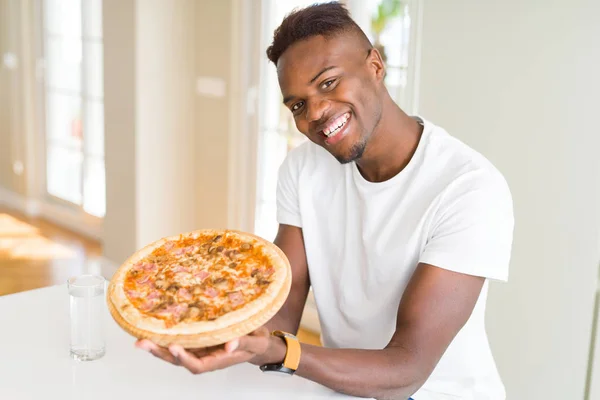 Bonito Jovem Africano Segurando Mostrando Sorrindo Orgulhoso Pizza Queijo Caseiro — Fotografia de Stock