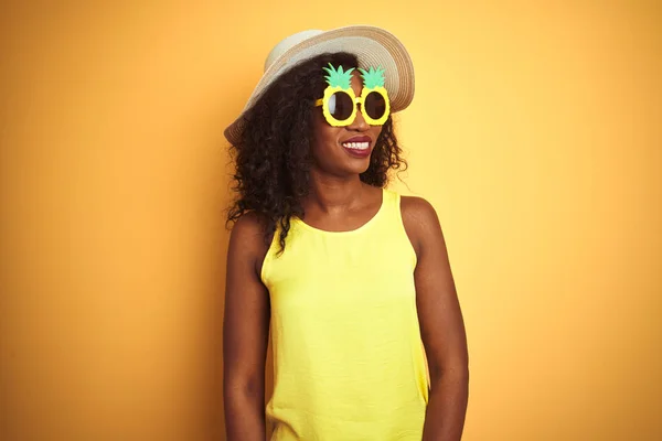 African American Kobieta Ubrana Śmieszne Ananas Okulary Białym Tle Żółte — Zdjęcie stockowe