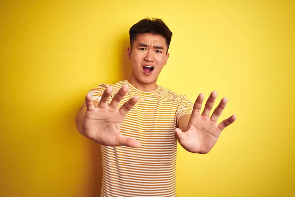 Jovem Asiático Chinês Homem Vestindo Shirt Sobre Isolado Amarelo Fundo — Fotografia de Stock
