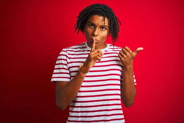 Homem Afro Jovem Com Dreadlocks Vestindo Shirt Listrada Sobre Fundo — Fotografia de Stock