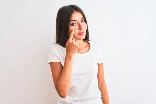 Jeune Belle Femme Portant Shirt Décontracté Debout Sur Fond Blanc — Photo