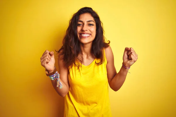 Jeune Belle Femme Portant Shirt Debout Sur Fond Jaune Isolé — Photo