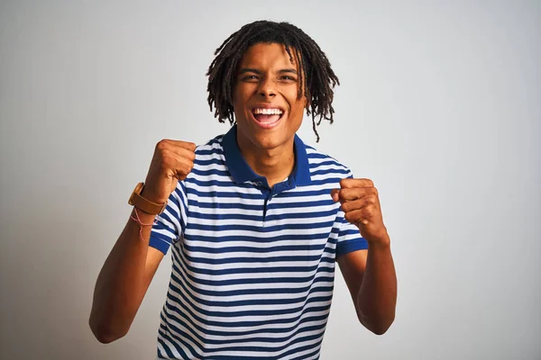 Homem Afro Com Dreadlocks Vestindo Pólo Azul Listrado Sobre Fundo — Fotografia de Stock