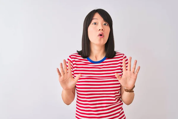 Joven Hermosa Mujer China Con Camiseta Rayas Rojas Sobre Fondo — Foto de Stock