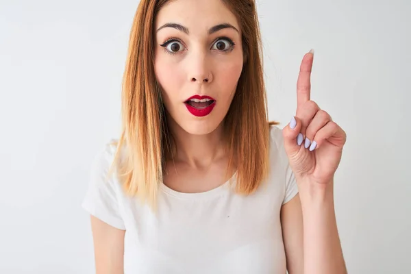 Mulher Ruiva Bonita Vestindo Camiseta Casual Sobre Fundo Branco Isolado — Fotografia de Stock