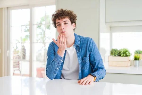 Joven Hombre Guapo Con Chaqueta Mezclilla Casual Casa Mirando Cámara — Foto de Stock