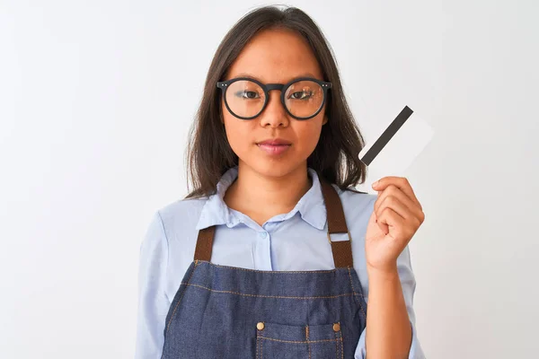 Chiński Sprzedawca Kobieta Noszenie Okulary Posiadania Karty Kredytowej Białym Tle — Zdjęcie stockowe