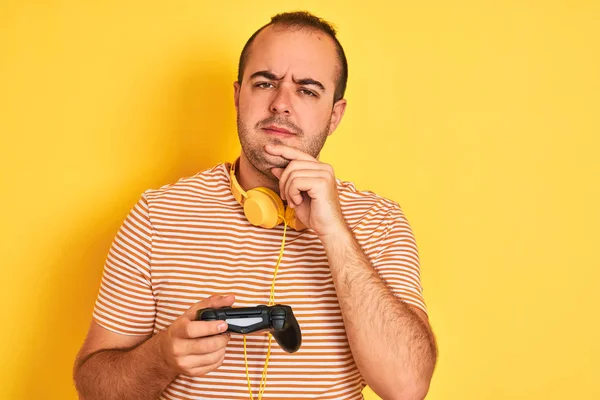 Young Gamer Man Playing Video Game Using Headphones Isolated Yellow — Stock Photo, Image