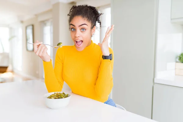 Νεαρή Αφρικανική Αμερικάνικη Γυναίκα Που Τρώει Υγιή Πράσινα Χορτοφάγα Πολύ — Φωτογραφία Αρχείου