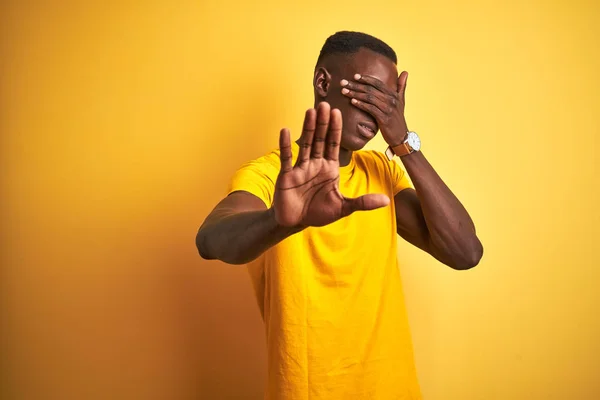 Hombre Afroamericano Joven Con Camiseta Casual Pie Sobre Fondo Amarillo — Foto de Stock