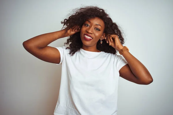 Jovem Afro Americana Vestindo Camiseta Sobre Fundo Branco Isolado Sorrindo — Fotografia de Stock