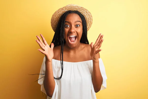 Jonge Afro Amerikaanse Vrouw Draagt Witte Shirt Hoed Geïsoleerde Gele — Stockfoto