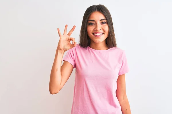 Mujer Hermosa Joven Vistiendo Rosa Camiseta Casual Pie Sobre Fondo —  Fotos de Stock