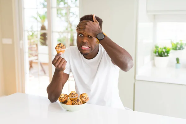 Homme Afro Américain Mangeant Muffin Aux Pépites Chocolat Stressé Avec — Photo