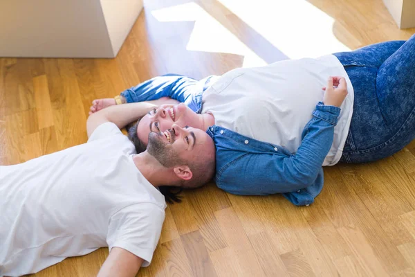 Ungt par i kärlek ligger på golvet i nya hus arround bil — Stockfoto