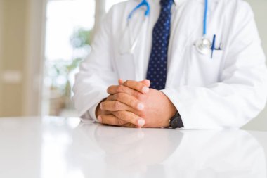 Doktor adam elinde yakın çekim
