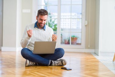 Yakışıklı adam bilgisayar dizüstü bilgisayar kullanarak çalışan giyen gurur çığlık ve zafer ve başarı çok heyecanlı kutluyor, duygu tezahürat