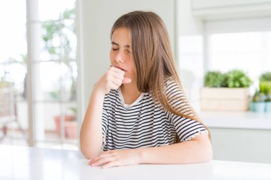 Güzel genç kız çocuk çizgili t-shirt giyen rahatsız ve soğuk veya bronşit için belirti olarak öksürük hissi. Sağlık kavramı.