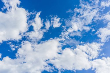 Kabarık bulutlar ile güneşli bir günde mavi gökyüzü