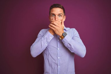 Mor izole arka plan üzerinde zarif gömlek giyen genç iş adamı hata için elleri ile ağız kapsayan şok. Gizli kavram.