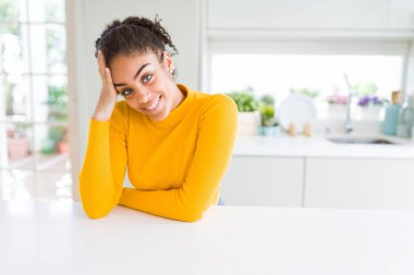 Güzel genç Afrikalı Amerikalı kadın neşeli, dinozor gülümsüyor