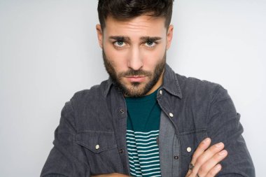 Yakışıklı delikanlı possing ve modelleme gri izole arka plan üzerinde