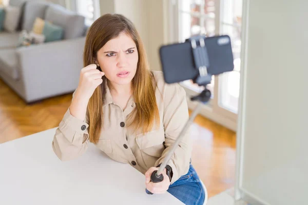 Mulher Bonita Tirar Uma Foto Usando Vara Selfie Irritado Frustrado — Fotografia de Stock