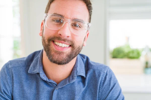 Hombre guapo con gafas y sonriendo relajado en la cámara —  Fotos de Stock