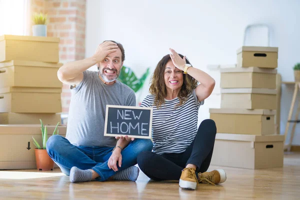 Middelbare Leeftijd Senior Paar Zittend Vloer Holding Blackboard Verhuizen Naar — Stockfoto