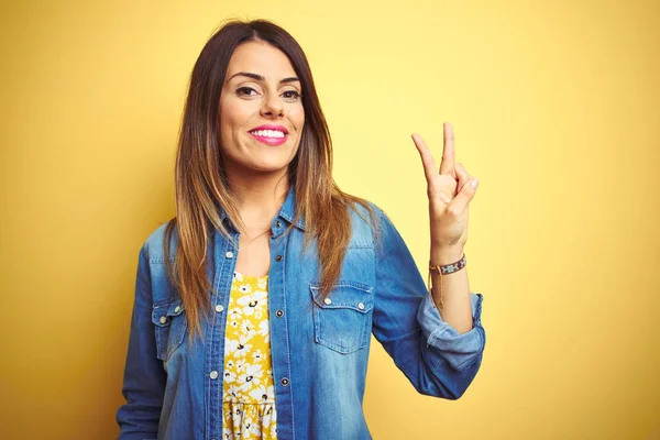 Jonge Mooie Vrouw Staande Gele Geïsoleerde Achtergrond Glimlachend Zoek Naar — Stockfoto