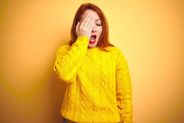 Schöne Rothaarige Frau Winterpullover Vor Isoliertem Gelben Hintergrund Gähnend Müde — Stockfoto