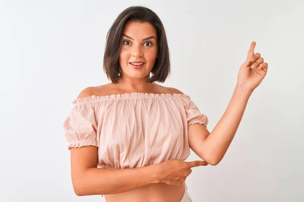Νέα Όμορφη Γυναίκα Φορώντας Casual Shirt Στέκεται Πάνω Από Απομονωμένο — Φωτογραφία Αρχείου