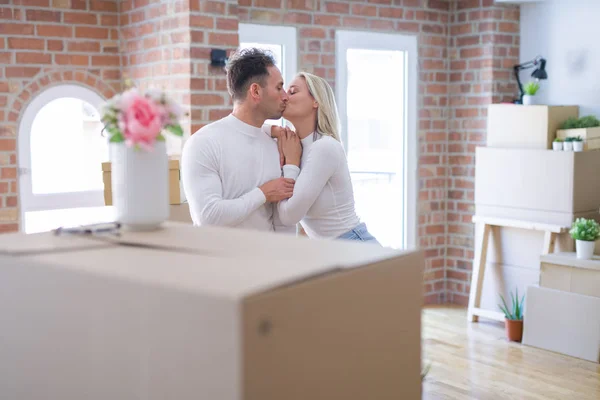 Young Beautiful Couple Standing Kissing New Home Cardboard Boxes — Stock Photo, Image